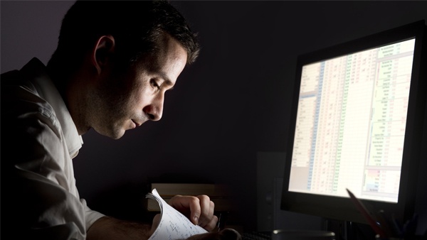 دراسة تربط بين ساعات العمل والسكتة الدماغية