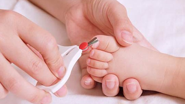 طفلة تغار من اظافرها