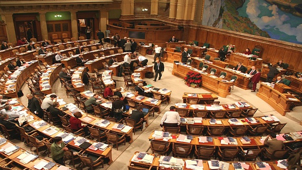 مظاهرة أمام البرلمان السويسري ضد شراء طائرات إسرائيلية