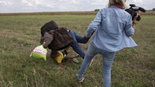 فصل صحفية مجرية عرقلت لاجئين هاربين