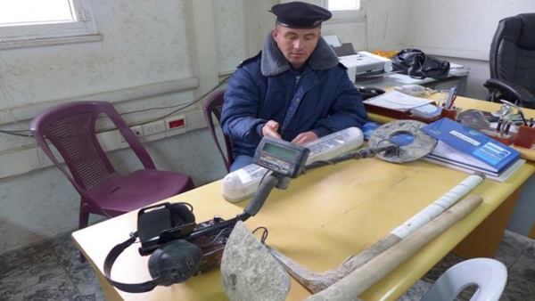 ضبط قطع أثرية كنعانية مع مواطن بالخليل