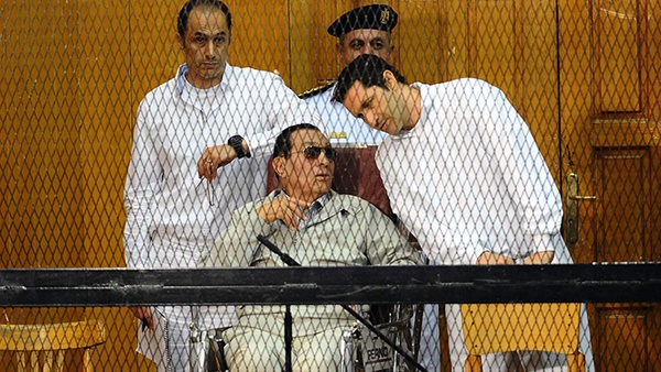 حكم نهائي بتبرئة مبارك من تهم قتل المتظاهرين