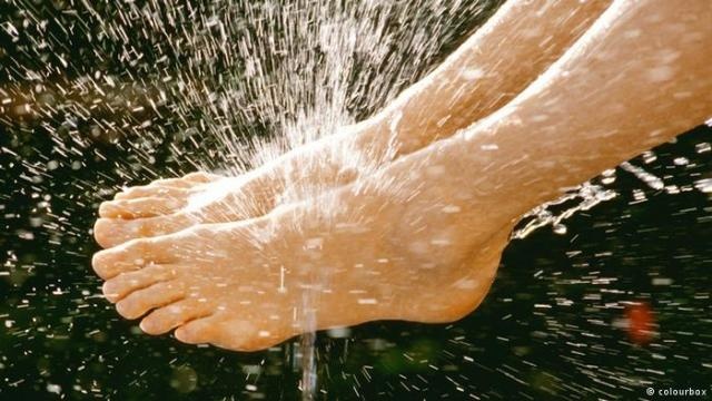 تعرف على فوائد ومضار السير حافي القدمين