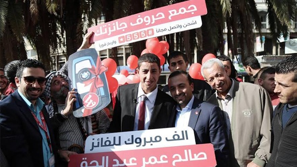 الوطنية موبايل تسلم الجائزة الكبرى للفائز بحملة "جمع حروف جائزتك"