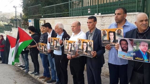 القدس: وقفة مساندة للقيق أمام الصليب الأحمر