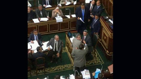 بالفيديو| ضرب عكاشة بالحذاء على خلفية لقائه بالسفير الإسرائيلي