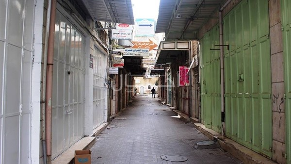 إضراب تجاري شامل بالخليل مساندة للقيق