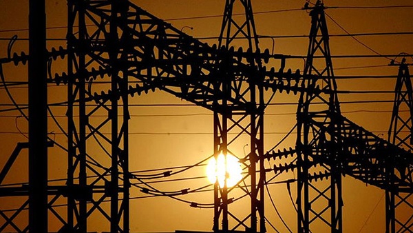 عودة الكهرباء بعد انقطاعها عن رام الله والبيرة بسبب صاعقة