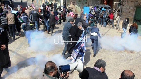 قمع مسيرة تطالب بفتح شارع الشهداء في الخليل
