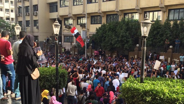 مصر: محتجون يطالبون بـ