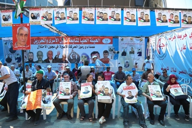 بالصور: اعتصام وسط رام الله دعما للأسرى