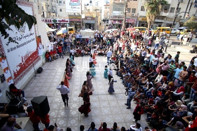 فعالية عالساحة لعرض المواهب في مركز بلدية البيرة الثقافي