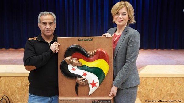 نائبة ميركل تتسلم هدية من لاجئين للمستشارة