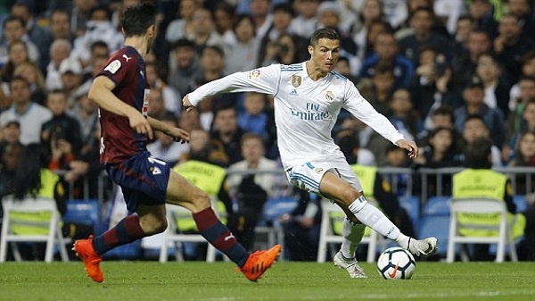 ريـال مدريد ينتصر على إيبار بثلاثية