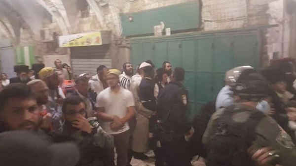 مستوطنون يعتدون على ممتلكات المواطنين بالبلدة القديمة في القدس