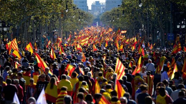 الآلاف يتظاهرون في برشلونة ضد انفصال إقليم كتالونيا