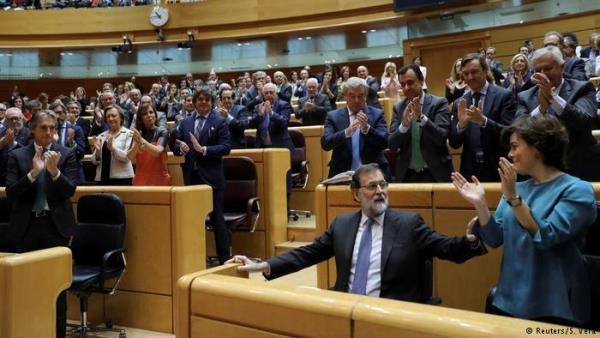 الشيوخ الإسباني يفوض الحكومة فرض الحكم المباشر على كاتالونيا