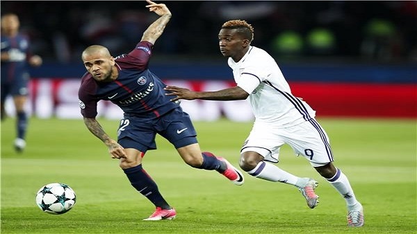برشلونة يبدي اهتماماً بالتعاقد مع مهاجم نيجيري