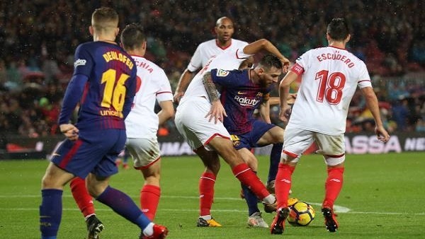 برشلونة يفوز على إشبيلية ويحافظ على فارق الصدارة