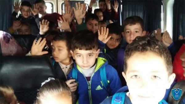 الخليل: ضبط حافلة تقل 30 طفلاً زيادة على حمولتها