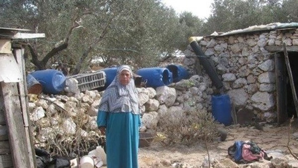 اخطارات بهدم عزبة أبو البصل غرب سلفيت