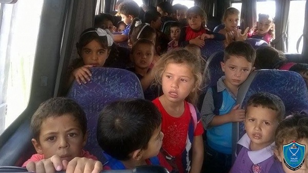 ضبط حافلة نقل طلاب بحمولة زائدة في الخليل