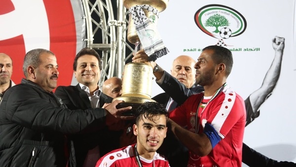 الوطنية واتحاد الكرة يتوجان "بلاطة" بكأس أبو عمار