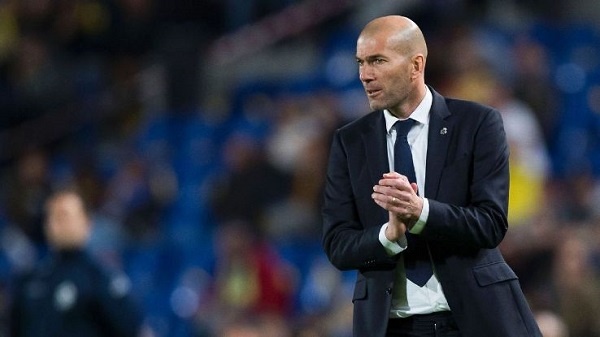 لاعب برشلونة السابق يدافع عن زيدان