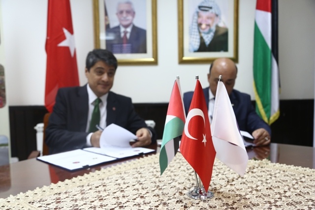 تسليم 320 وحدة سكنية في غزة