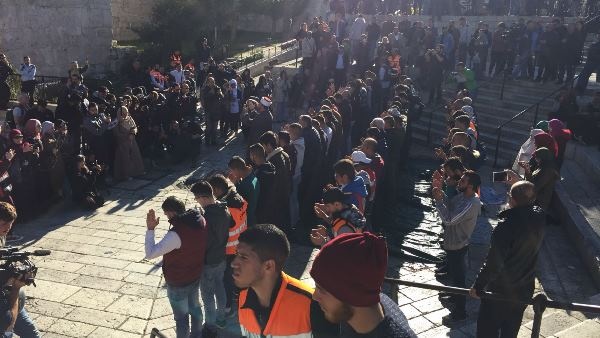 القدس: صلاة العصر في باحة باب العامود