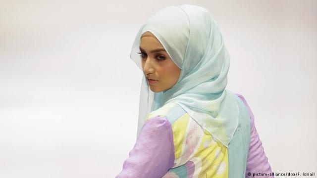 ابنة رئيس الشيشان تطلق مجموعتها الأولى للأزياء
