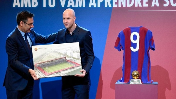 برشلونة يكرم أسطورته الهولندية كرويف بطريقته الخاصة