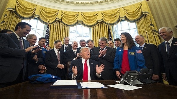 ترامب يبدي اهتمامه بالمريخ