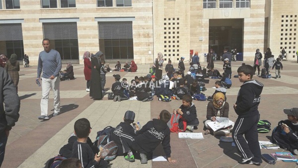 يوم دراسي في ساحة بلدية القدس رفضاً لأغلاق مدرسة النخبة