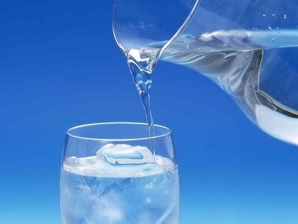 الإكثار من شرب الماء والسوائل لتجنب الجفاف