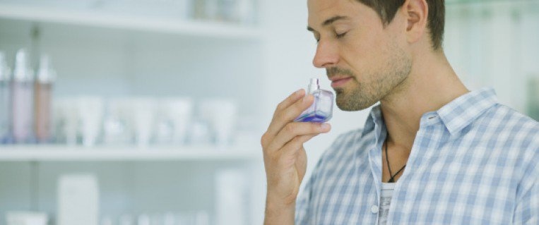 لا تسمح للبائع بخداعك.. كيف تفرق بين العطر الأصلي والمقلد؟