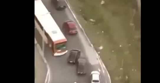 متهور يحاول الهرب من الشرطة بطريقة جنونينة