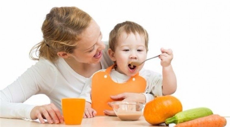 هكذا تُعوّد رضيعك على الخضروات والفواكه