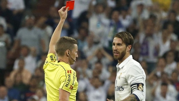 صحيفة كتالونية تدعي أن الحكم ظلم برشلونة في الكلاسيكو