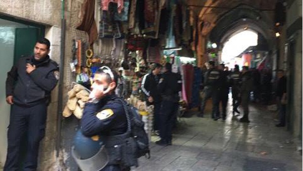 اعتقال 20 مقدسيا من مكان اعدام فتى بالقدس بزعم تنفيذ عملية طعن