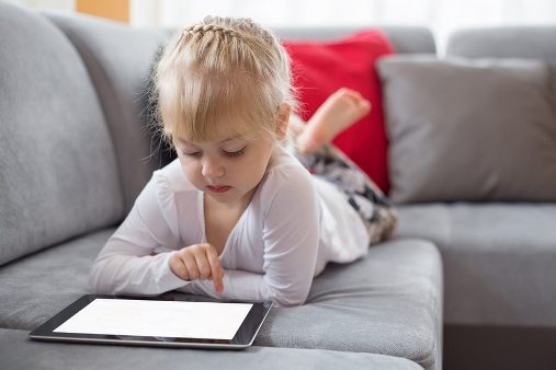 دراسة: الأطفال الذين يستخدمون شاشات اللمس ينامون أقل من أقرانهم