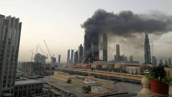 اخماد نيران اندلعت بأبراج قيد الانشاء في دبي