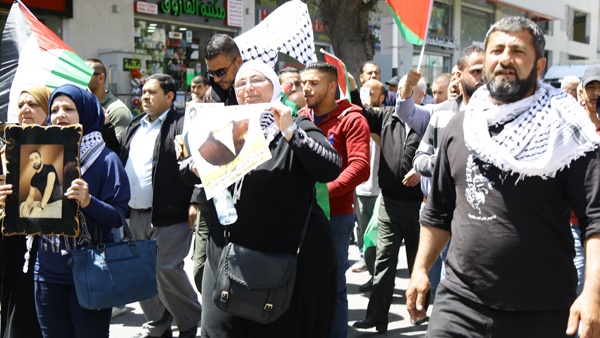 بالفيديو| مسيرة دعما للأسرى باتجاه الصليب الأحمر في رام الله