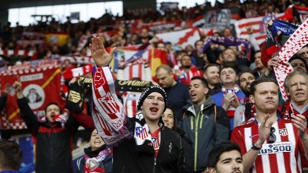 جماهير أتلتيكو مدريد تدعم اللاعبين بطريقتها الخاصة