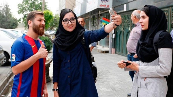 الشرطة الإيرانية تعتقل شبيه ميسي