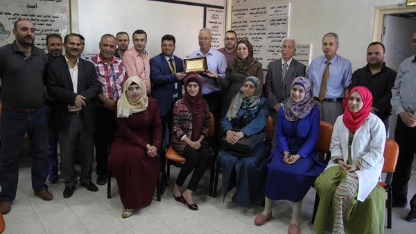 "الإسلامي الفلسطيني" يقدم تبرعا لمركز بيت عنان الطبي