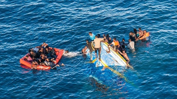 انتشال جثث 7 مهاجرين من المتوسط
