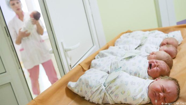 باحثون يحذرون من مخاطر هز الرضع