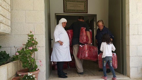 الأمن الوقائي يقدم مساعدات عينية لمدرسة وملجأ في العيزرية