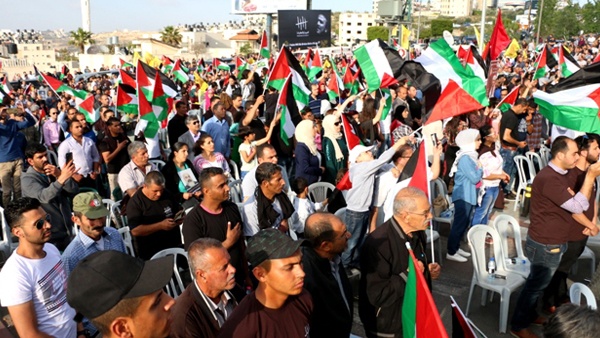 بالصور|| الالاف يتضامنون مع الاسرى المضربين قرب ميدان مانديلا